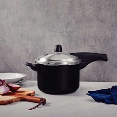 PANELA DE PRESSÃO TRAMONTINA VANCOUVER EM ALUMÍNIO COM REVESTIMENTO INTERNO E EXTERNO ANTIADERENTE STARFLON MAX  PRETO 20CM 4,5L 